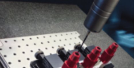Palpador de CMM midiendo piezas sujetas sobre una placa Loc-N-Load