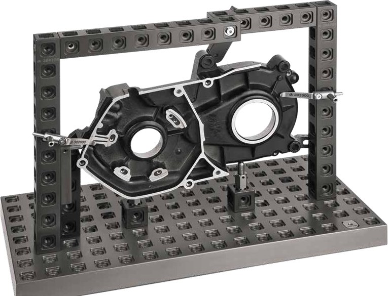 Tapa de motor sujeta en un marco armado con elementos cúbicos QUADERFIX