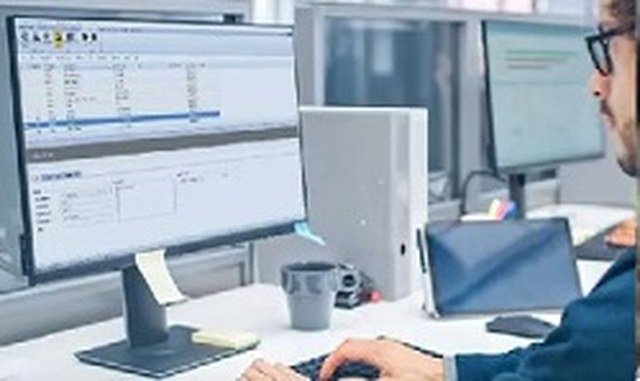 Ingeniero de calidad trabajando con documentos PFMEA en HighQA