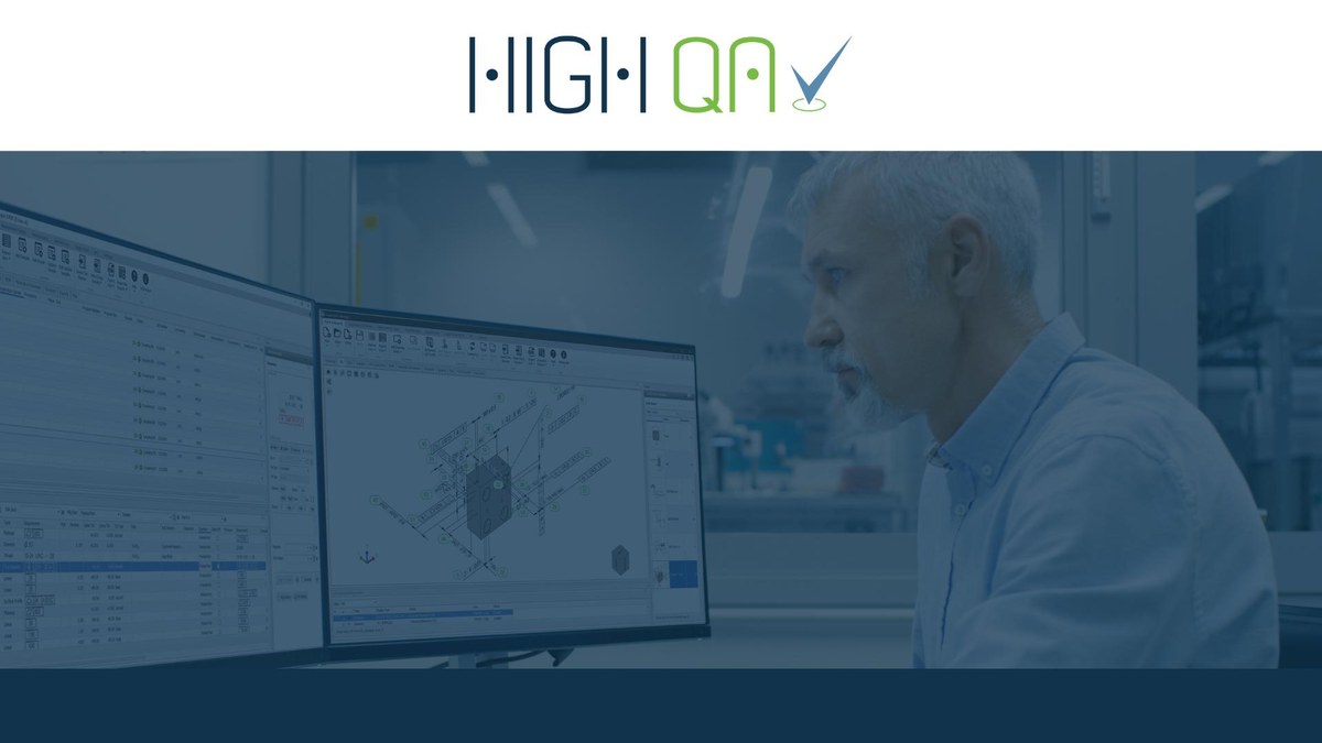 Ingeniero de calidad trabajando con HighQA en dos monitores