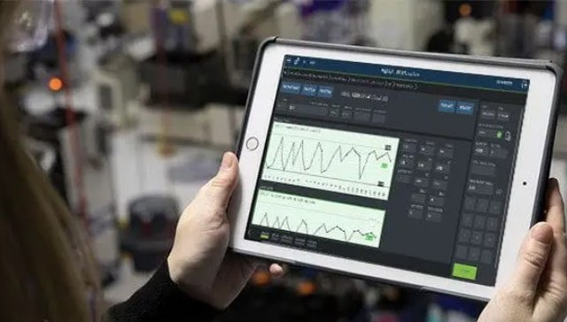 Operador consultando gráficas de SPC en tiempo real desde una tableta en piso