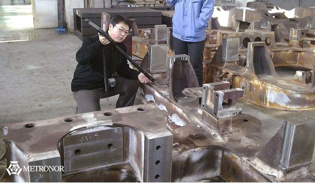 Dos operadores midiendo una estructura metálica con el sistema DUO