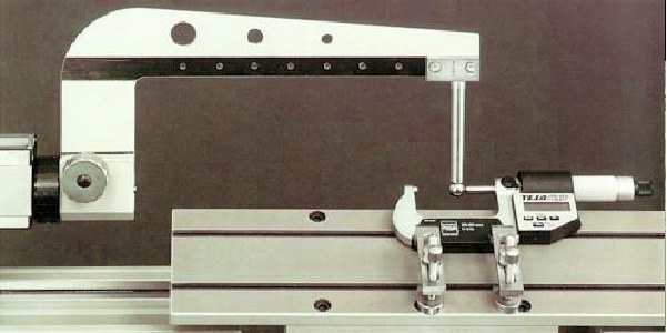 Inspección de un micrómetro de exteriores en el DMS 680