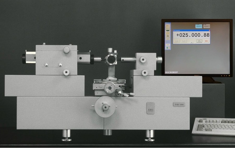 Banco de medición Microrep DMS 680 con su columna de lectura