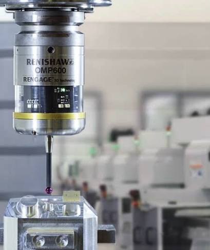 Palpador Renishaw OMP600 midiendo una pieza montada en el centro de maquinado